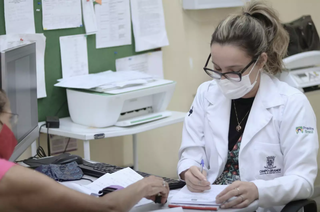 Médica da Rede Municipal de Saúde atende paciente da Capital (Foto: Divulgação)