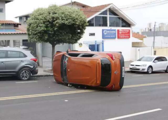 A caminho da igreja, motorista bate em carro estacionado e tomba 