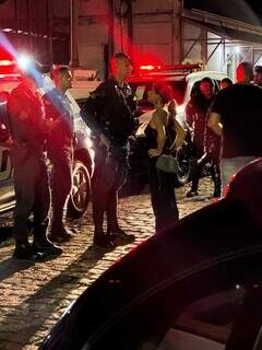 Deputada federal com as mãos na cintura, &#39;peitando&#39; policial militar na Avenida Calógeras (Foto: Danilo Sevla)