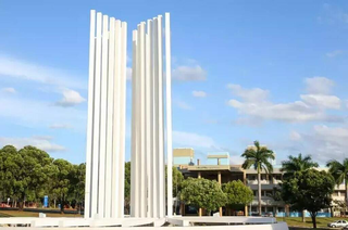 O monumento da UFMS, apelidado de Paliteiro, na entrada da instituição. (Foto: Arquivo/Paulo Francis)