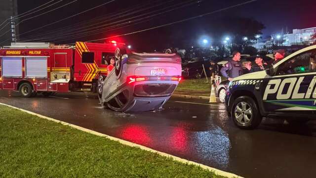 Motorista capota carro durante chuva nos Altos da Avenida Afonso Pena