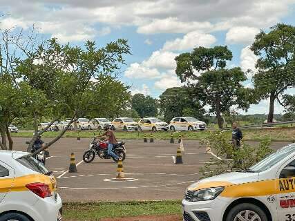 Condutores lotam Detran para exames de CNH represados desde a pandemia