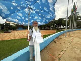 José Fernandes da Silva segurando documentos de sua prisão na Praça do Rádio (Foto: Gabi Cenciarelli)