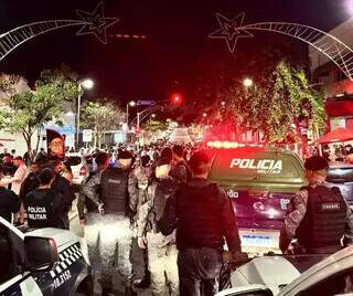 Polícia Militar no dia 2 de dezembro quando fechou alguns bares na Rua 14 de Julho (Foto: Direto das Ruas)