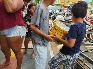 Crianças seguram pizzas para levar para casa (Foto: Geniffer Valeriano)