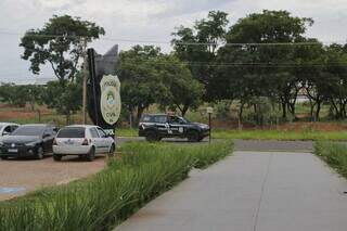 Viatura da Polícia Civil em frente à Depac Cepol (Foto: Paulo Francis)