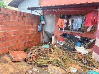 Força da água da chuva entortou porta e deixou casa cheia de entulho, em Bonito (Foto: Direto das Ruas)