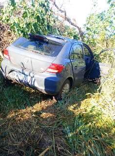 Motorista é encontrado morto dentro de carro em meio a vegetação