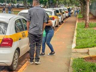 Fila extensa de veículos de autoescola no Detran (Foto: Marcos Maluf)