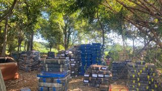 Tabletes de maconha estavam na traseira de caminhonetes. (Foto: Reprodução/ABC Color)