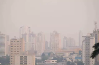 Fumaça engoliu o horizonte de Campo Grande em outubro. (Foto: Henrique Kawaminami)