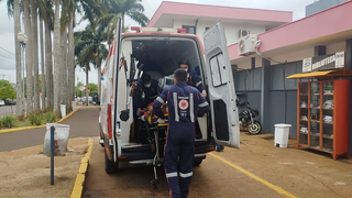 Equipes do Samu levam paciente até o pronto socorro do Hospital da Vida, em Dourados. (Foto: Leandro Holsbach)