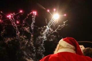 Queima de fogos na Rua 14 de Julho durante parada de Natal com Papai Noel (Foto: Arquivo/Henrique Kawaminami).