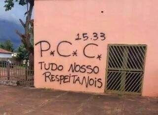 Pichação no distrito de Anhanduí tenta reforçar o poder do PCC na região (Foto: Arquivo/Campo Grande News)