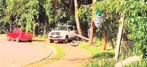 Viatura descaracterizada derruba cerca de parque ao ser atingida por carro