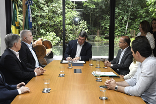 Ao lado dos secretários Antonio Carlos Videira, Rodrigo Perez, Viviane Luiza e Ana Ali, o governador Eduardo Riedel (PSDB) assina termo de cooperação do novo fórum campo-grandense. (Foto: Bruno Rezende/Asscom)