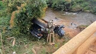 Carro destruído após cair de ponte e capotar. (Foto: Polícia Rodoviária Federal)