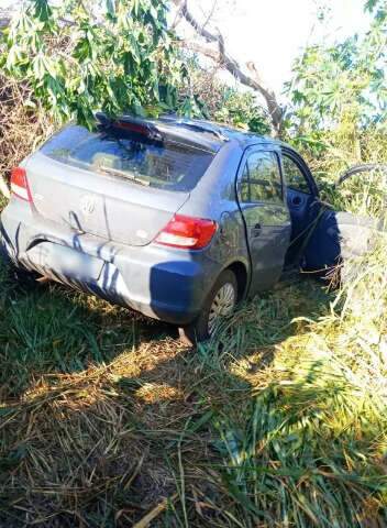 Motorista &eacute; encontrado morto dentro de carro em meio a vegeta&ccedil;&atilde;o