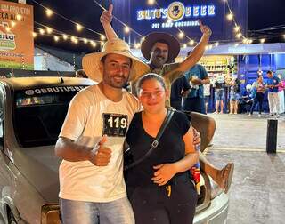 Pedro e a esposa posam em foto com o carro após o barbeiro vencer o desafio (Foto: Arquivo Pessoal)