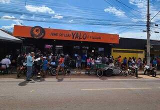 Calçada lotada com movimentação da fila em frente ao estabelecimento (Foto: Geniffer Valeriano)