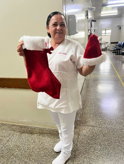 Neste ano, ela foi responsável por produzir as roupas. (Foto: Divulgação/Hospital de Anastácio)