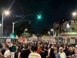 Quarteirões interditados lotados de frequentadores na Rua 14 de Julho (Foto: Gabi Cencirarelli)