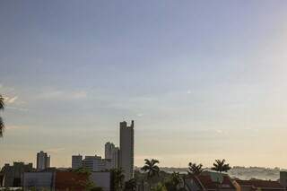 Céu aberto neste início de semana em Campo Grande (Foto: Henrique Kawaminami)