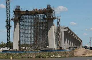 Ponte sobre o Rio Paraguai, entre Porto Murtinho (Brasil) e Carmelo Peralta (Paraguai), parte do projeto da Rota Bioceânica (Foto: Divulfação)