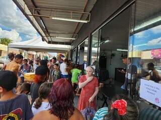 Vizinhos da região lotaram pizzaria durante ação solidária de Natal (Foto: Geniffer Valeriano)