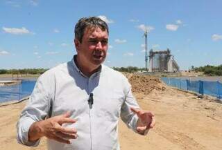 Governador gravou vídeo durante visita às obras de construção da ponte da Rota Bioceânica (Foto: Arquivo Saul Schramm)