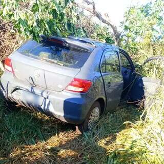 Carro em meio a vegetação, às margens de estrada. (Foto: Noticidade)