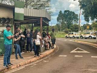 Candidatos aguardando a realização da prova (Foto: Marcos Maluf)