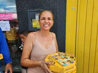 Servidora Patrícia Mazlum ficou sabendo da distribuição e foi garantir as pizzas (Foto: Geniffer Valeriano)