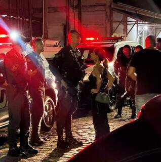 Deputada Camila Jara encarando policiais durante ação na região central (Foto: Danilo Selva)