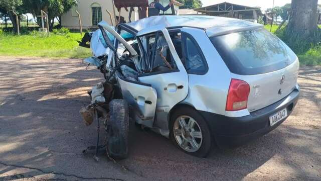 Carros batem de frente e motorista &eacute; socorrido em estado grave 