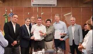 Riedel e executivos em reunião que oficializou entrega de licença para operação da Arauco em MS (Foto: Arquivo assessoria))