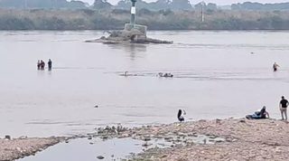 Corumbaenses andam pelo leito do Rio Paraguai e se aproximam do farol do Porto Geral (Foto: Elanir Miguéis)