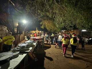 Pessoas na fila para pegarem comida da ceia de Natal preparada pelo projeto Girassol (Foto: Divulgação/Projeto Girassol) 