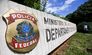 Logotipo da Polícia Federal, exposto na entrada do Ministério da Justiça, em Brasília (DF). (Foto: Marcelo Camargo/Agência Brasil)