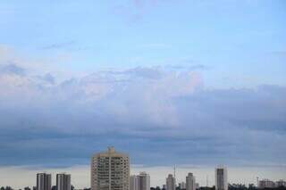 Campo Grande amanheceu com faixa de nuvens escuras nesta véspera de Natal (Foto: Henrique Kawaminami)