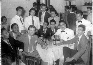 Grupo de homens reunidos no baile no Rádio Clube, em 1950. (Foto: Facebook) 