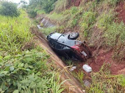 Carro cai em vala depois de aquaplanar e capotar na BR-163