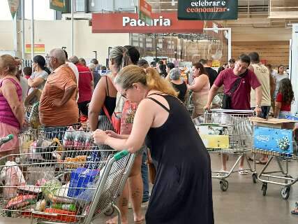 Sempre a mesma coisa: Véspera de Natal lota mercados e fila demora 40 minutos