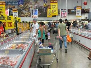 Movimento de pessoas nos corredores do supermercado em Campo Grande (Foto: Marcos Maluf)