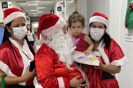 Hospitalizadas, crianças recebem presentes e visita do Papai Noel 