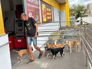 Turma sai para passear com o tutor sem coleira, e aposentado garante que todos obedecem e não causam confusão (Foto: Direto das Ruas)