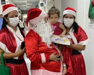 Ao todo, 30 crianças foram presenteadas por voluntários (Foto: Divulgação)