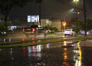 Veículos trafegam em meio a chuva, na Avenida Afonso Pena. (Foto: Osmar Daniel)