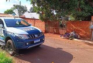 Local onde corpo foi encontrado está sendo preservado pela Polícia Militar (Foto: Osvaldo Duarte/ Dourados News)