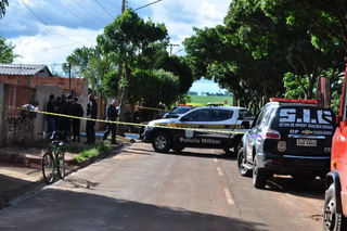 Fita zebrada isola local onde rapaz foi baleado. (Foto: Reprodução/O Correio News)